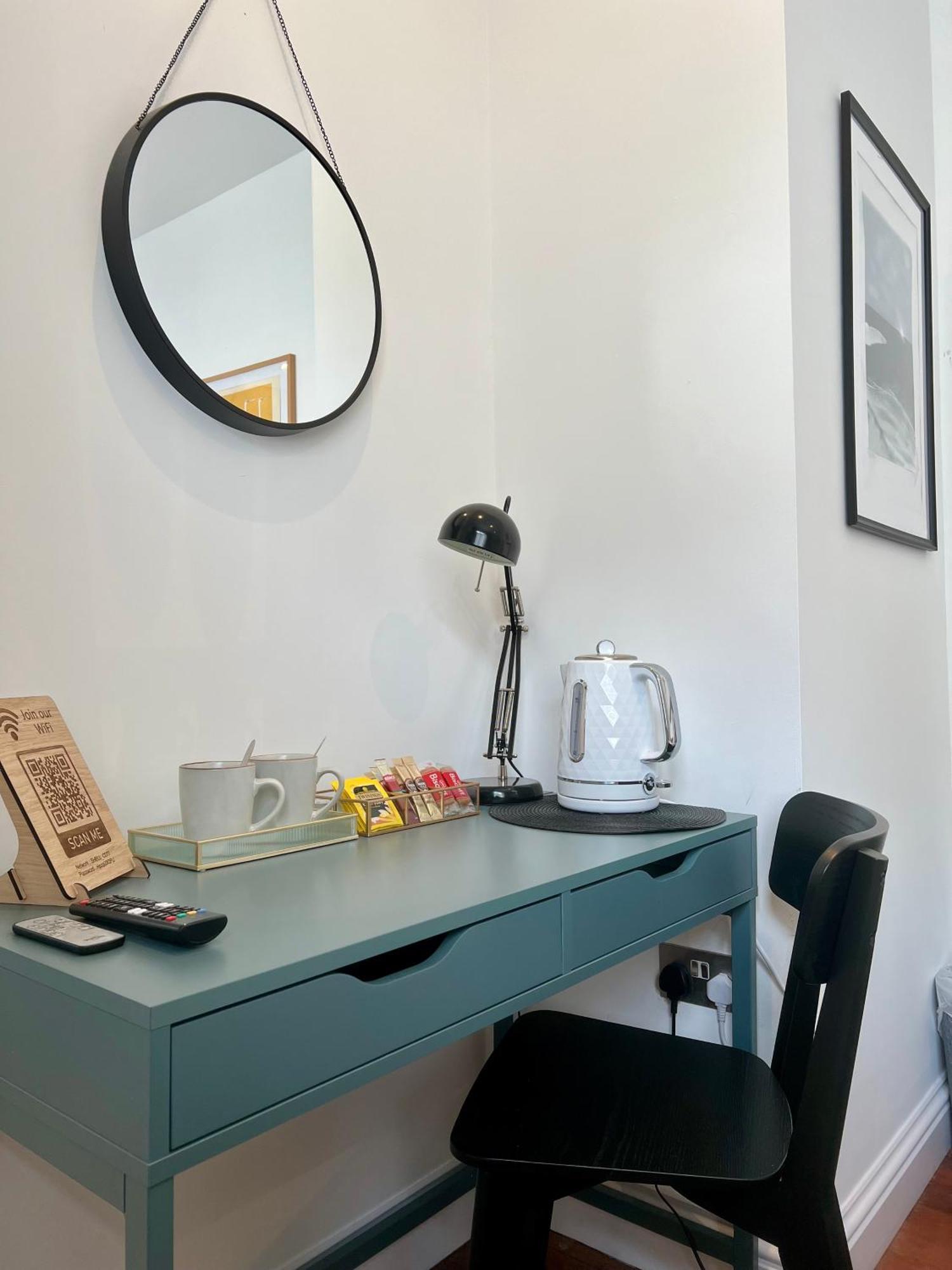 Private Double Room With Ensuite, No Breakfast, Truro City Centre מראה חיצוני תמונה