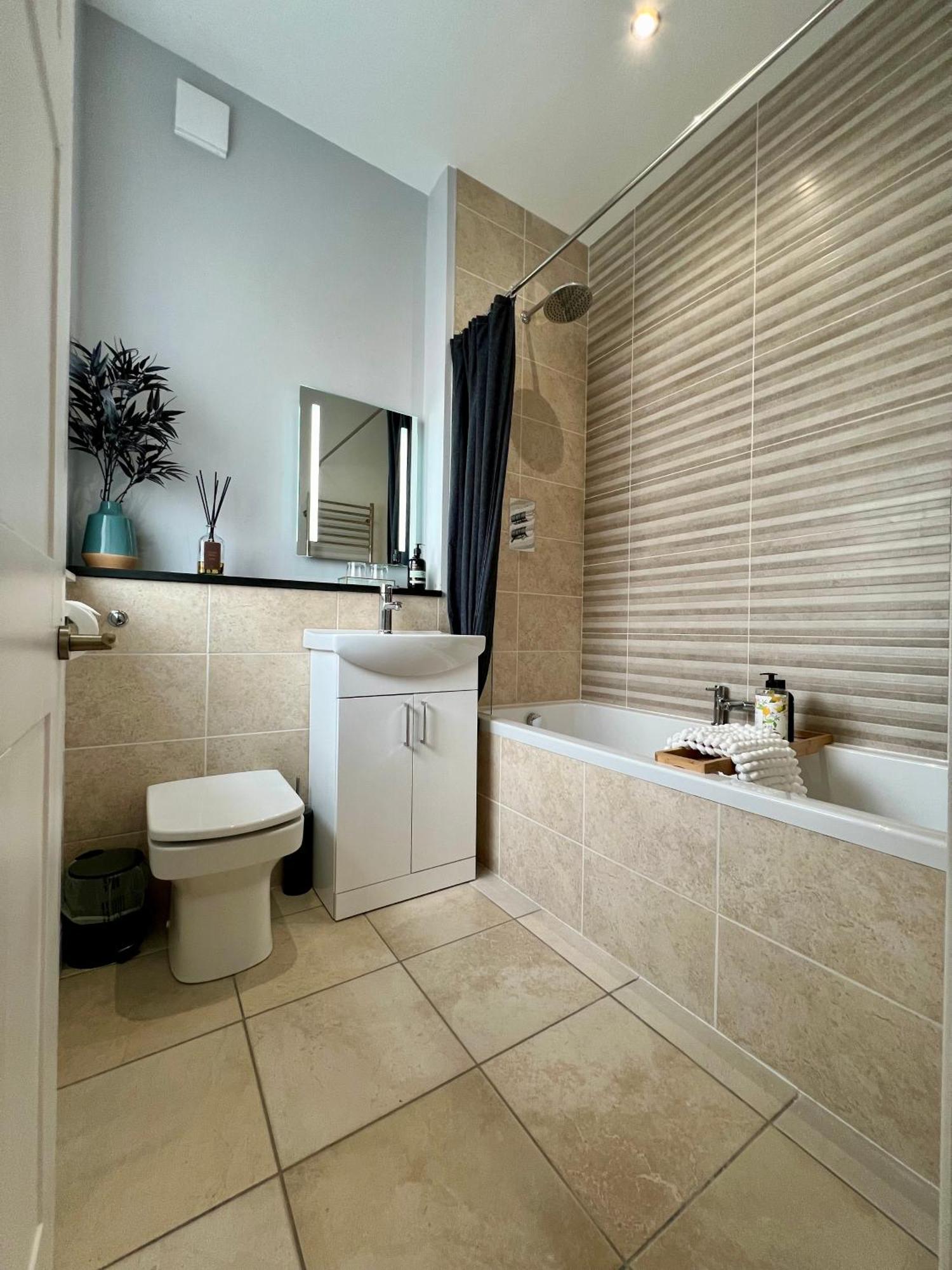 Private Double Room With Ensuite, No Breakfast, Truro City Centre מראה חיצוני תמונה