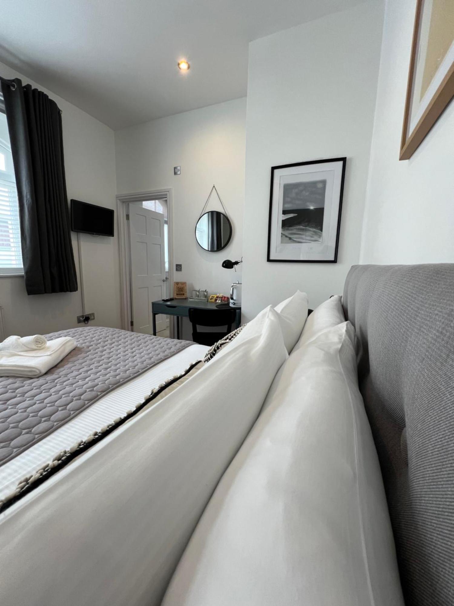 Private Double Room With Ensuite, No Breakfast, Truro City Centre מראה חיצוני תמונה
